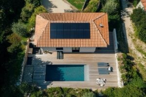 panneau photovoltaique maison avec piscine