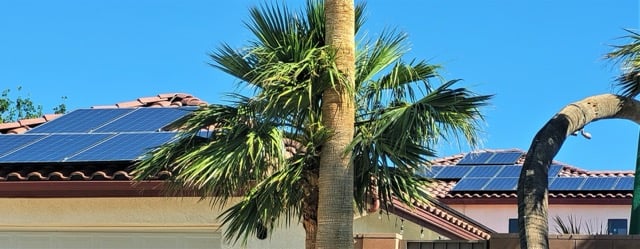 maison panneau solaire maison avec panneau solaire sur le toit