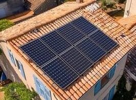installation panneaux solaires toit en tuiles