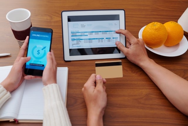 Couple paying electricity bill facture electricite